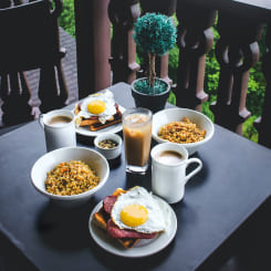 Сніданок на терасі